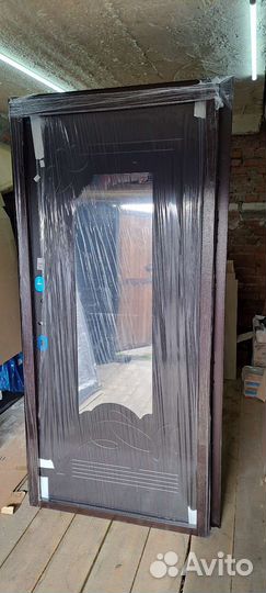 Дверь входная металлическая с зеркалом