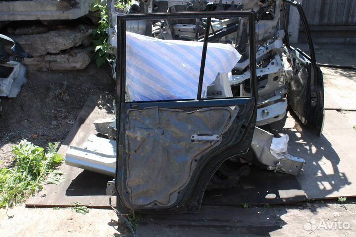 Дверь боковая задняя правая Suzuki Escudo TD51W