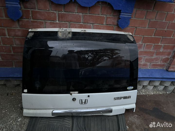 Продам заднее стекло