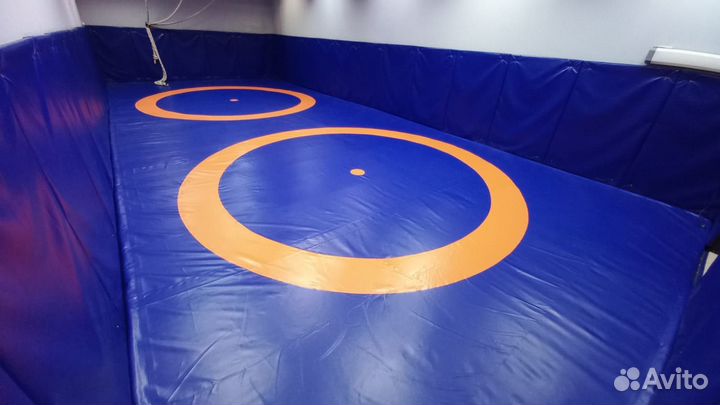 Ковер борцовский в комплекте с матами и покрытием