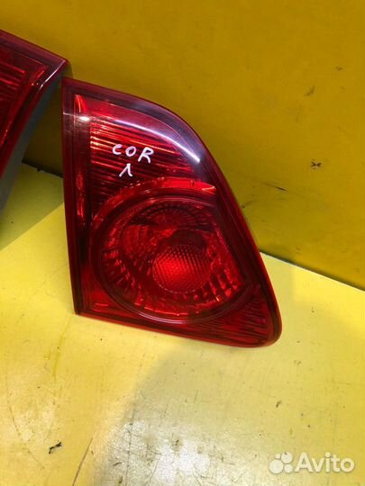 Фонарь задний внутренний Toyota Corolla 2006–2010