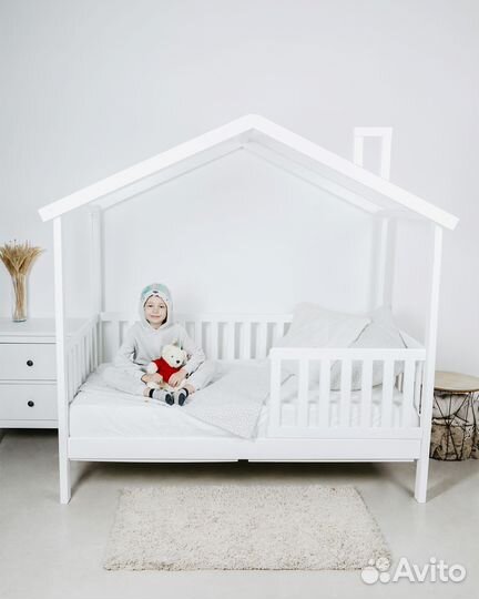 Детская кровать Домик из массива