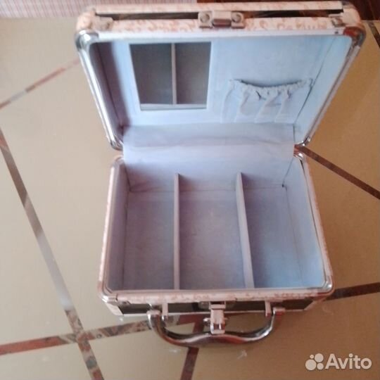 Шкатулка чемоданчик для украшений