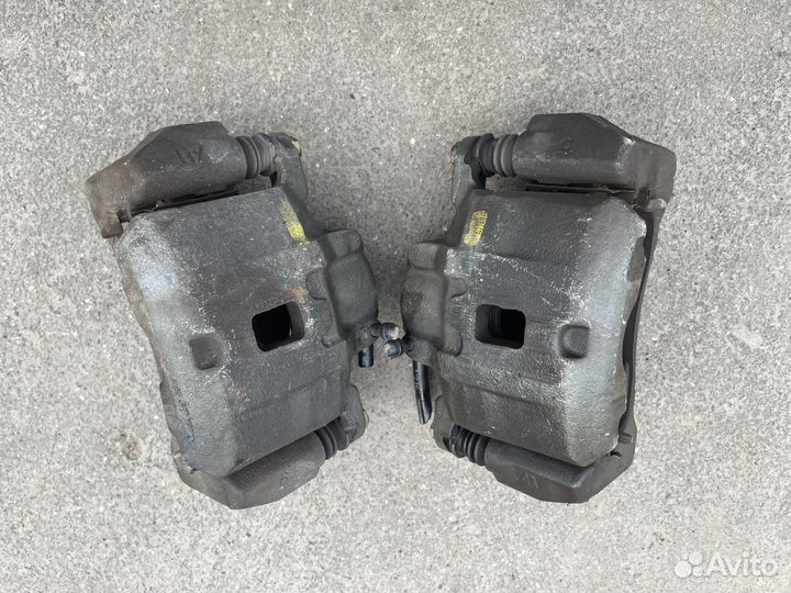 Суппорт передний Mitsubishi Grandis