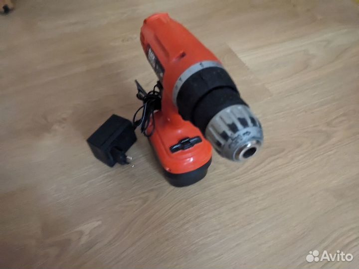 Шуруповерт Black decker 12v