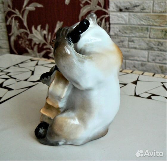 Фарфоровая статуэтка Медведь с контрабасом. лфз