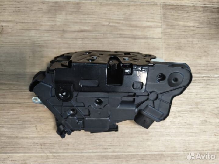 Замок двери передний левый Audi A1 Skoda Fabia