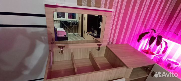 Туалетный столик с зеркалом