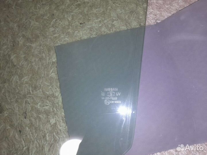 Боковое стекло