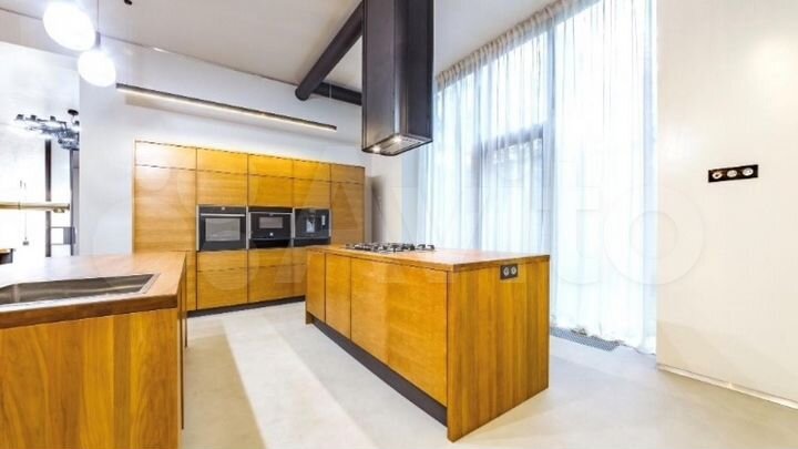 Дом 680 м² на участке 25 сот.