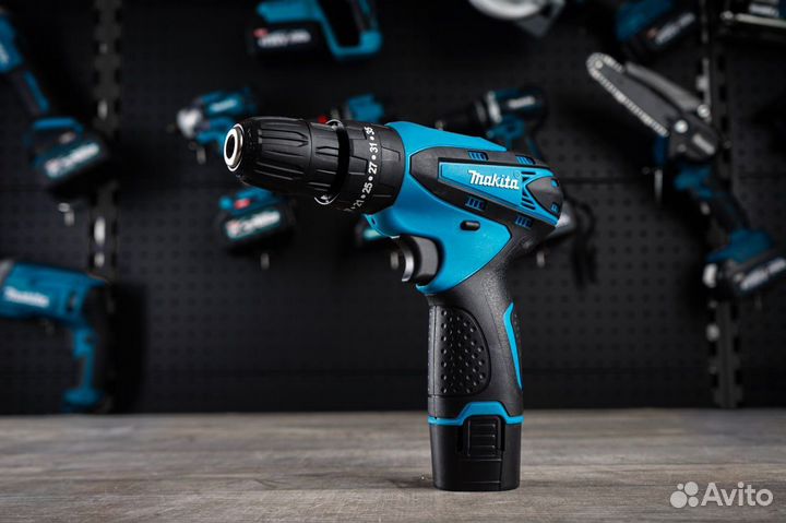 Шуруповерт с набором