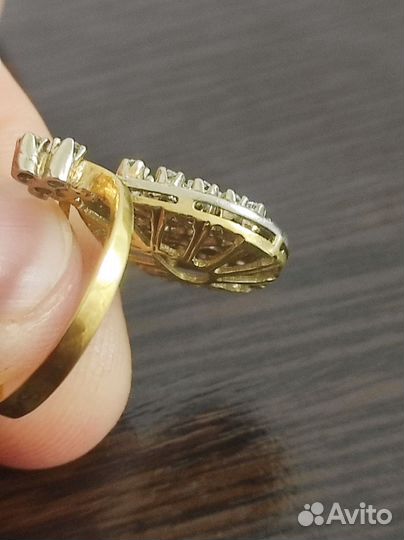 Кольцо с бриллиантом