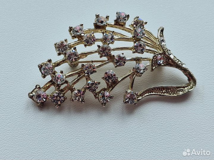 Красивая брошь, веточки