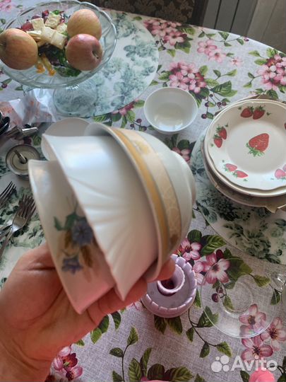 Посуда вилки ложки салатники тарелки кружки