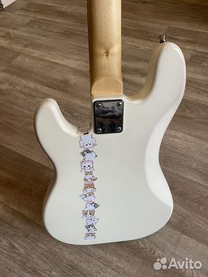 Бас гитара Denn