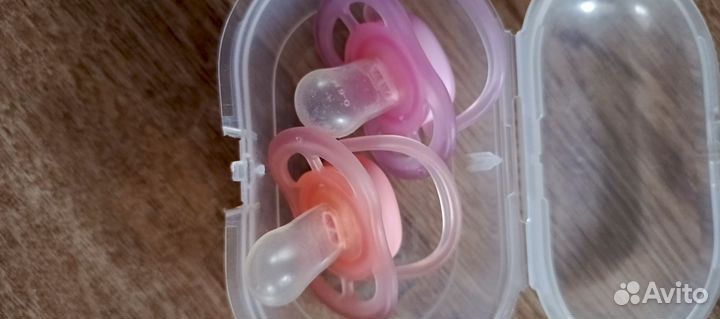 Горшок, пустышка, слюнявчик и тд