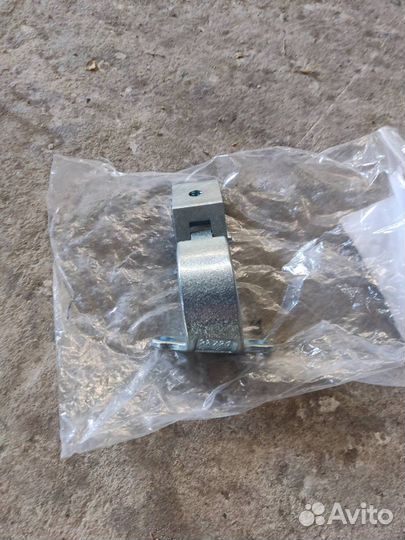 Петля багажника правая Skoda Rapid 2