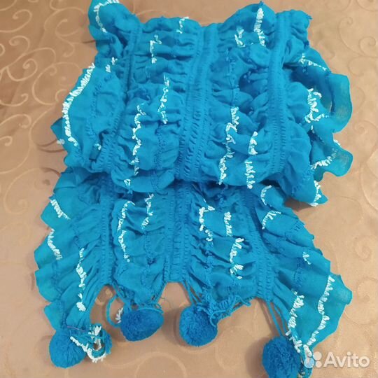 Шарф с помпонами