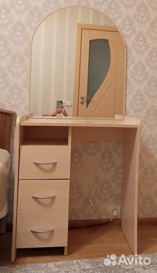 Туалетный столик с зеркалом