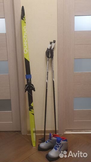 Лыжи, лыжные палки и ботинки