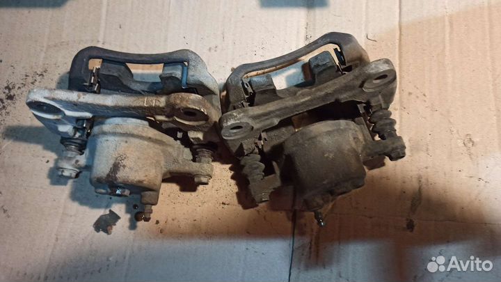 Суппорт тормозной левый Toyota corolla 120