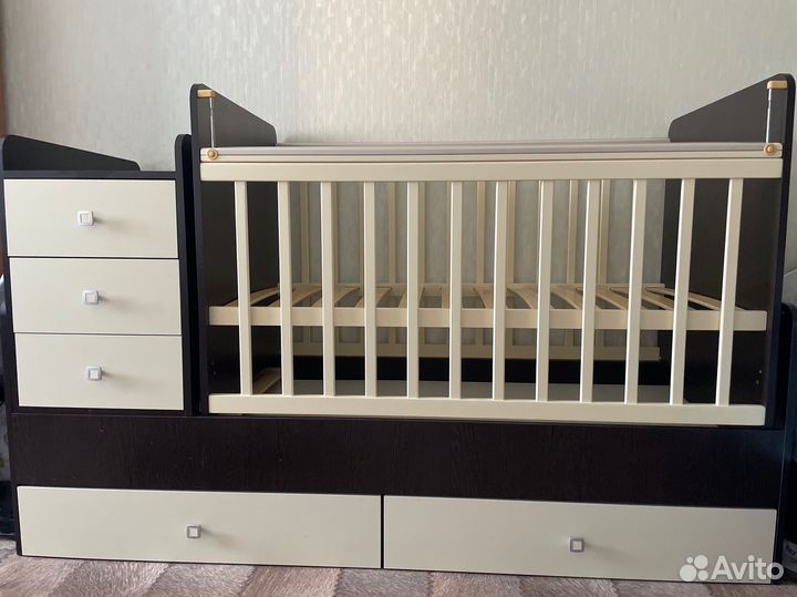 Детская кроватка с маятником и пеленальным комодом