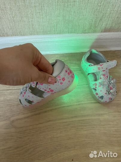 Сандали новые