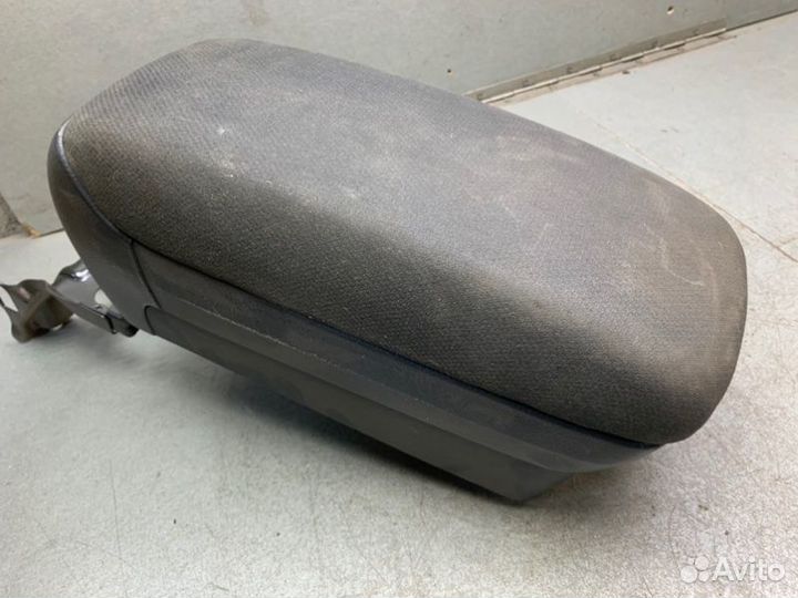Подлокотник Toyota Avensis T250 универсал 2.0 1AZ