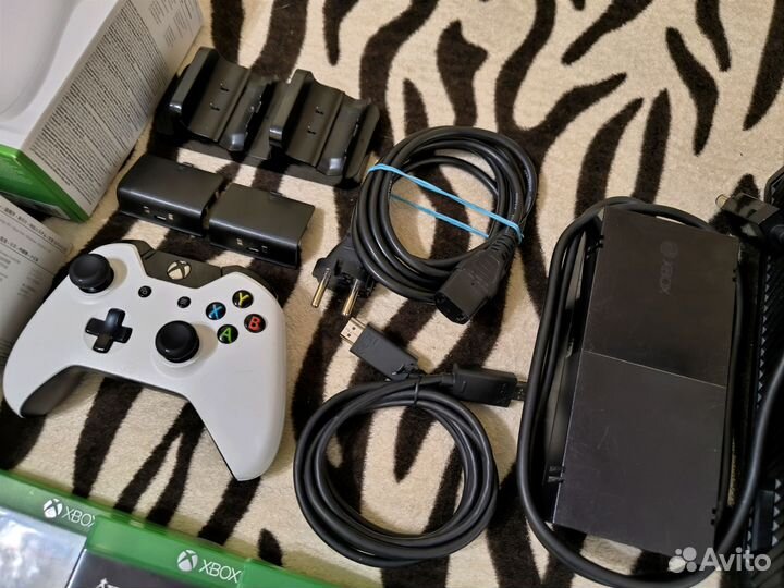 Xbox One 500Gb + Аккумуляторы