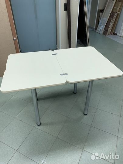 Стол-стекло поворотный механизм с принтом