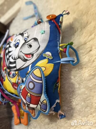 Развивающая подушка погремушка