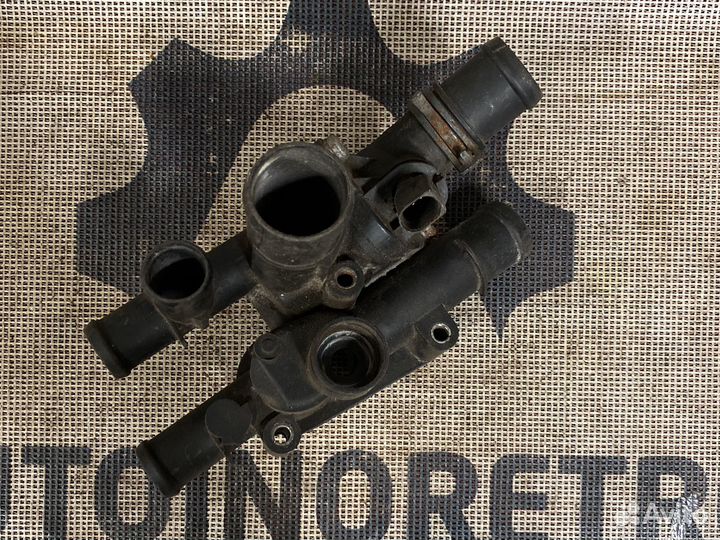 Фланец охлаждения Volkswagen Golf 4 06A121111