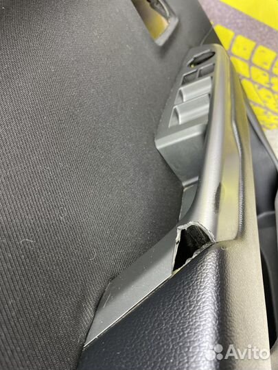 Обшивка передняя левой двери Киа Рио 3