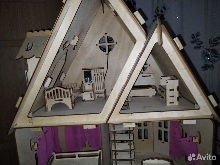 Большой кукольный домик с мебелью