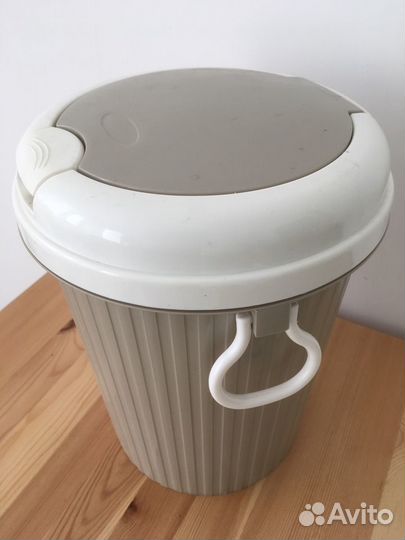 Мусорное ведерко с крышкой автоматом