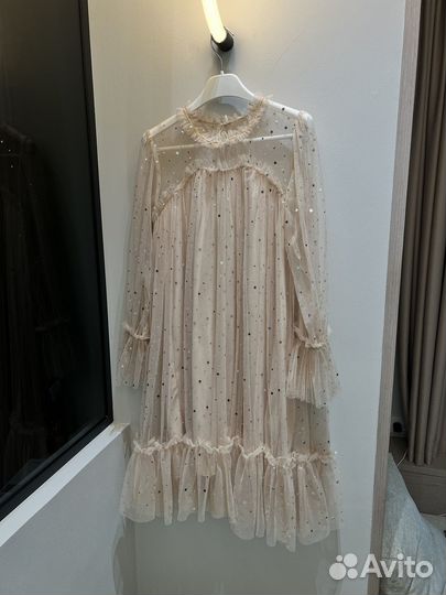 Платье с воланами бежевое