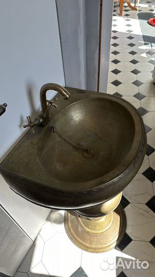 Раковина на постаменте с краном. Металл