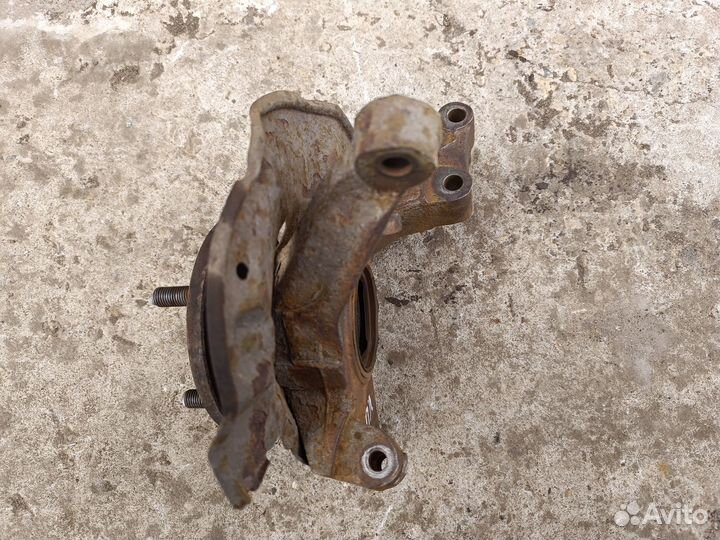 Передний кулак без ABS Kia Spectra/Shuma 2