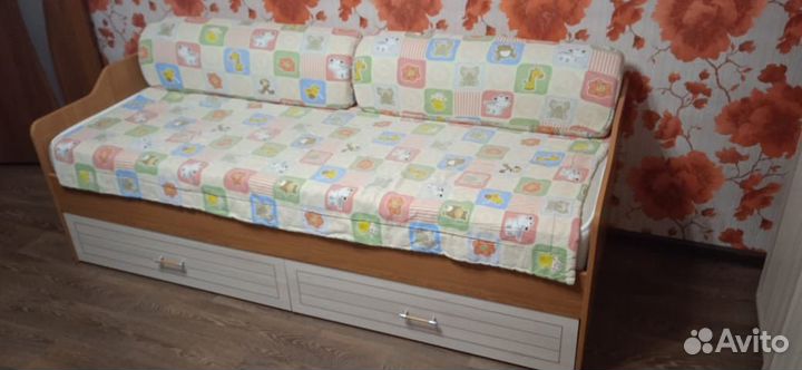 Детская кровать и шкаф