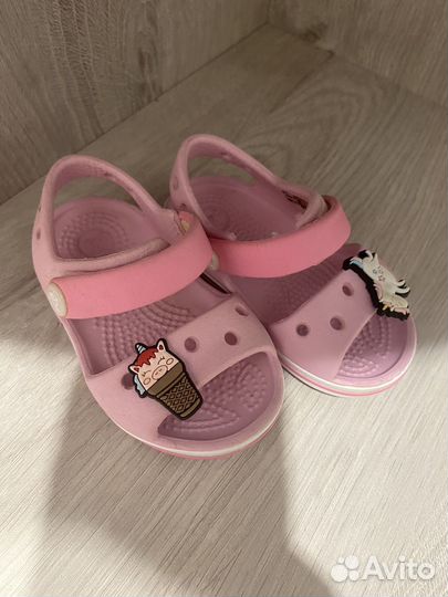 Босоножки для девочки crocs