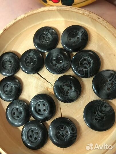 Пуговицы разные: серые, бежевые, красные, синие