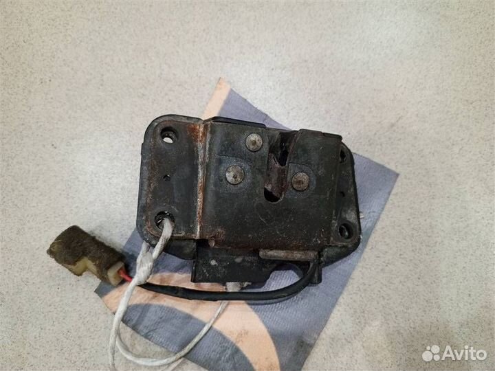 Замок багажника Toyota Land Cruiser 100 1998-2007