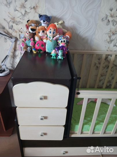 Детская кроватка с маятником