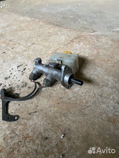 Главный тормозной цилиндр Subaru