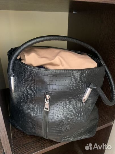 Домашний текстиль и сумка с вещами