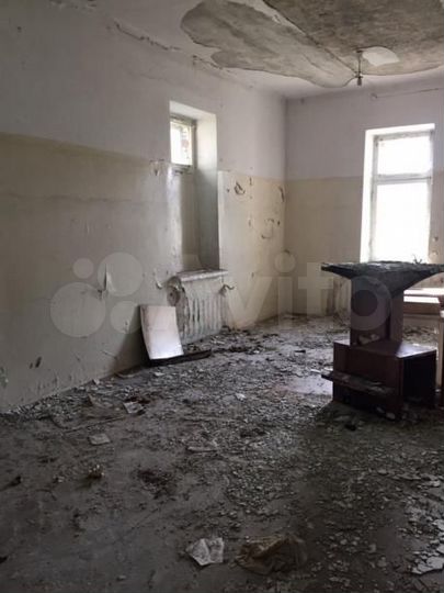 Нежилое здание с земельным участком