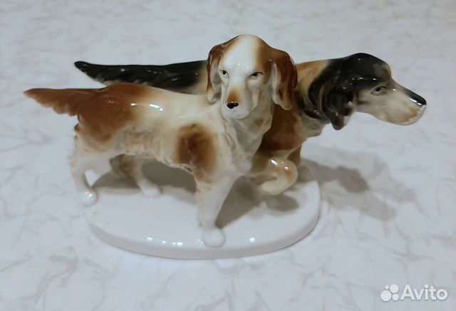 Фарфоровая статуэтка собак
