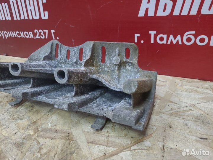 Кронштейн впускного коллектора Renault Sandero