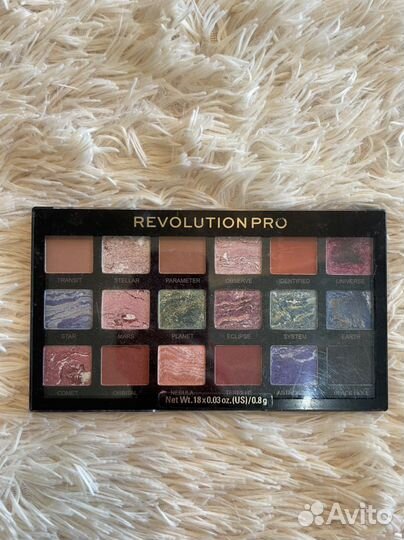 Палитра теней Revolution Pro