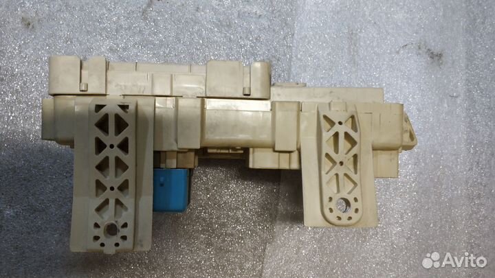 Блок предохранителей на Toyota avensis 2